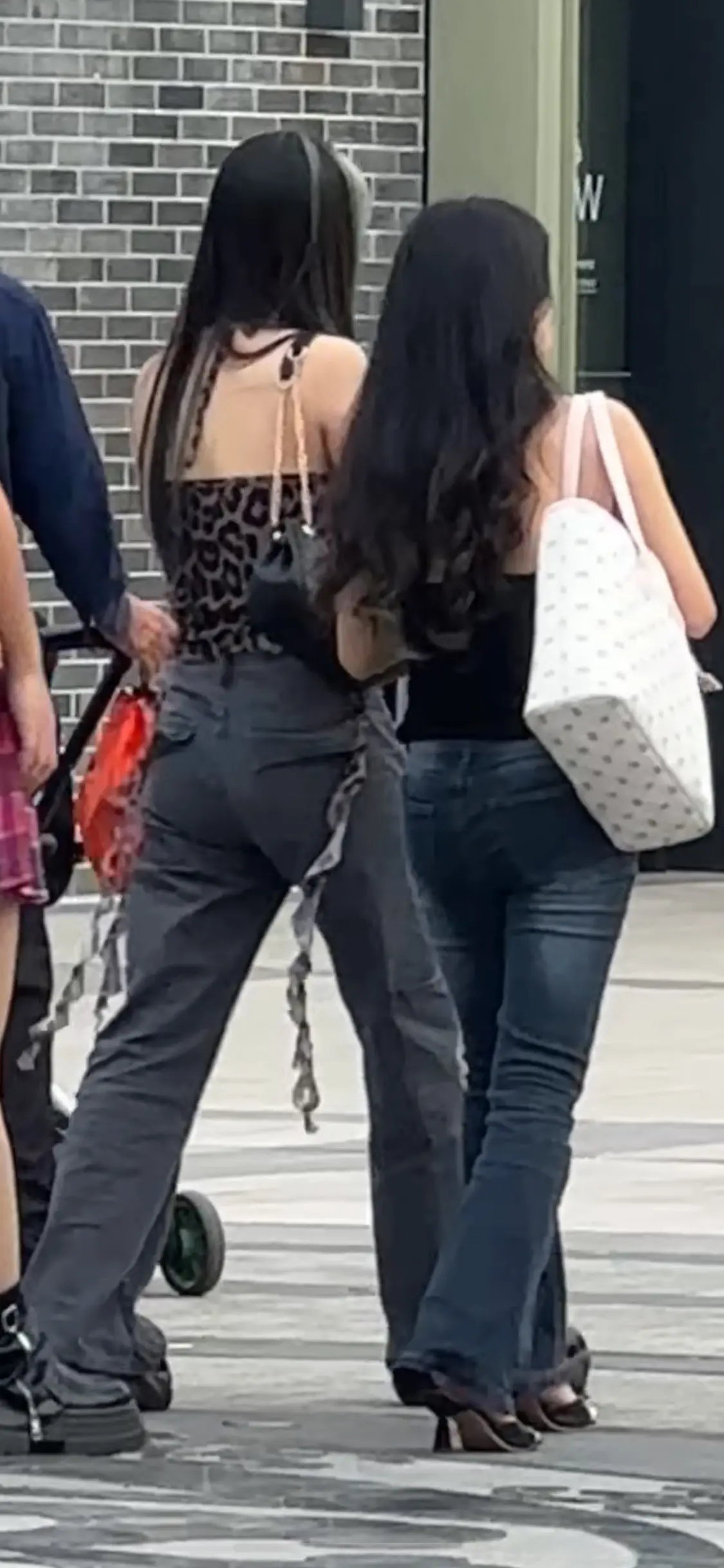 <p>街拍小姐姐穿搭秀 气场全开 <!--{img:0}--></p>...