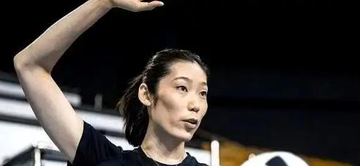 亚锦赛一输，全网又开始喊朱婷了！当年把人骂到报警的人，现在哭着求她回来救场，这脸皮厚度属实离谱。
2026年8月30日，中国女排在亚锦赛决赛2比3输给泰国，无缘直通洛杉矶奥运。热搜上第一时间蹦出来的不是场上拼到抽筋的吴梦洁、庄宇珊，而是朱婷为什么不在。可事实是，2025年12月排协启动年度注册时，朱