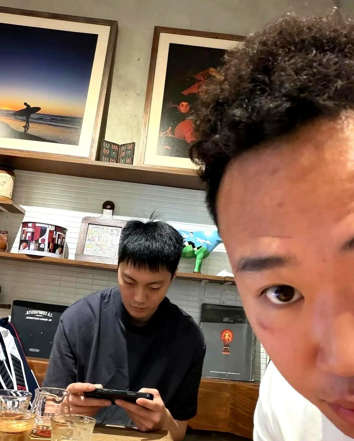 堂堂国内男篮联赛顶薪国手，居然因为打游戏被教练喊家长！

广东男篮主力胡明轩最近被好友贺希宁偷拍了。画面里他正死盯着屏幕，疯狂操作打王者，连被人拍了都没发现。这小伙子长得帅还没绯闻，唯一的爱好就是打游戏解压。

就因为这事，主教练杜锋发过大火。前几年发现他打游戏影响了比赛状态，杜锋直接没收了他的设备