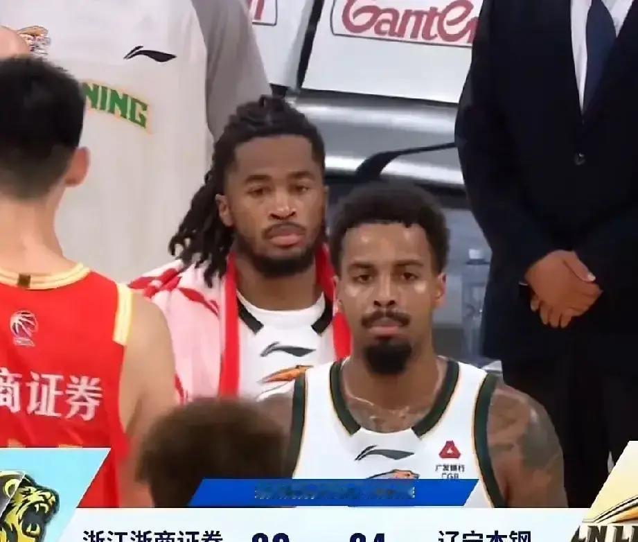 辽宁男篮输给浙江广厦这场球，比分牌看着是输了，但我劝辽宁球迷真没必要跟着上火。
漫长赛季里谁能不输几场球？硬拼一场把主力拼伤了才叫亏本买卖。
场边明眼人都看得出来，赵继伟和外援克里斯直接被按在替补席歇着。健康永远排在第一位，到了真正拼刺刀的决战时刻，健康的赵继伟比常规赛多赢一场重要得多。
主力