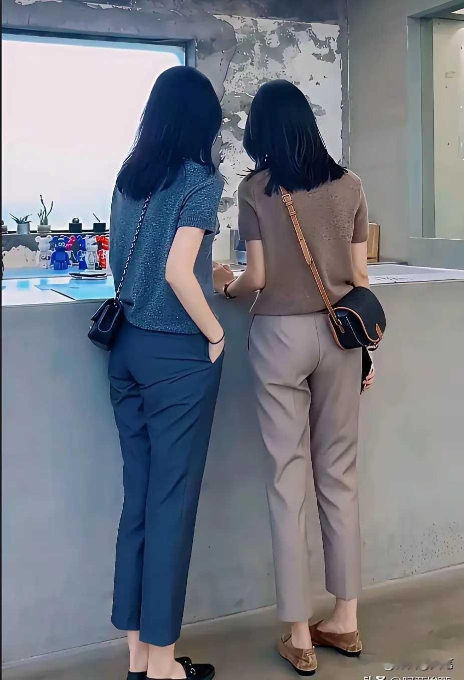 她们是什么级别的干部？ 这两位美女穿着讲究，气质不凡，肯定不是普通职工...