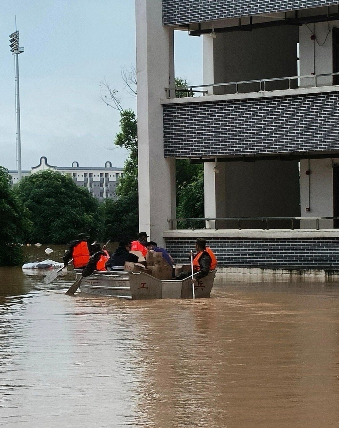 来时踏浪救人，归时全城相送。风雨同舟，是最暖的双向奔赴！ ​​​