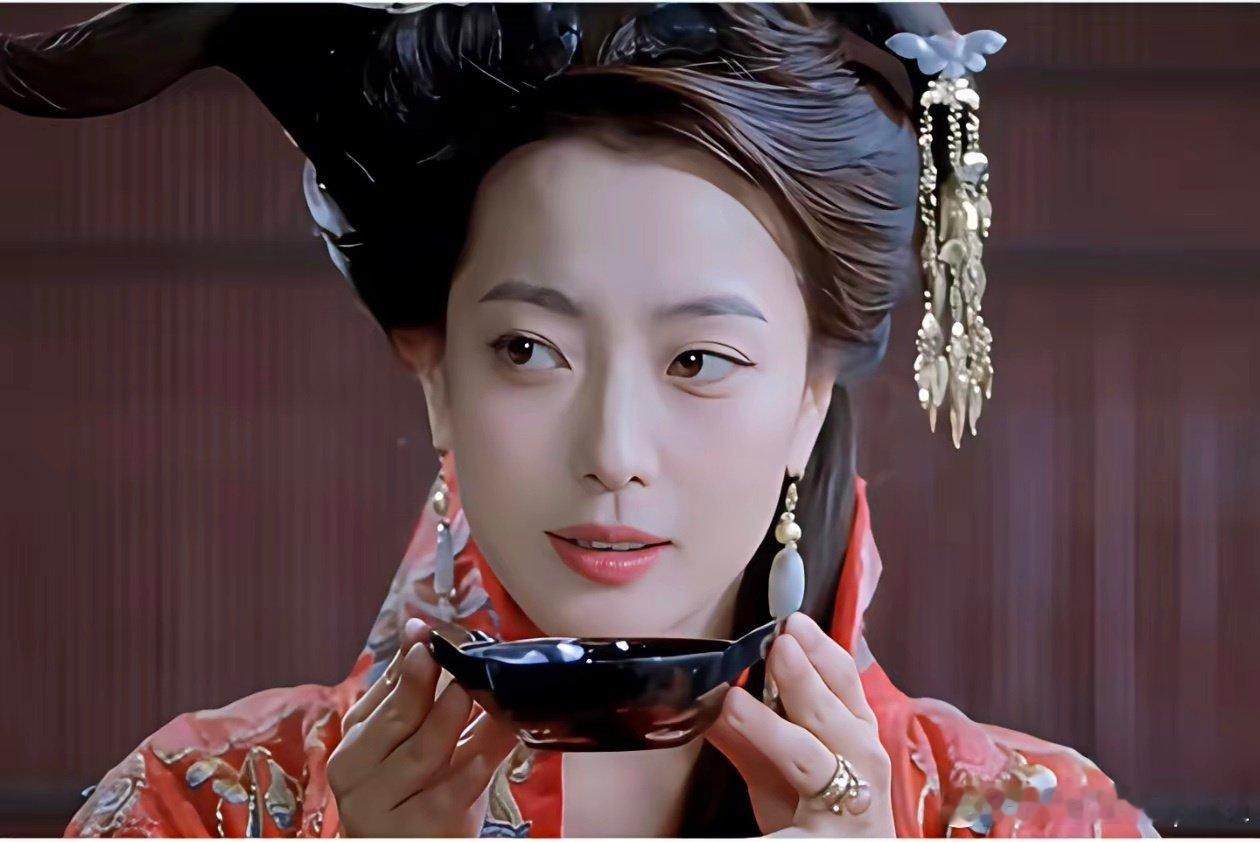 拍电影《战国》时，景甜21岁，金喜善32岁。单看景甜饰演的女一号田夕，标准的瓜子脸，美的张扬夺目。​可当金喜善饰演的女二庞妃一登场，才明白何为“天外有天”。金喜善不愧是“韩国第一美女”，美得周正端庄 ​