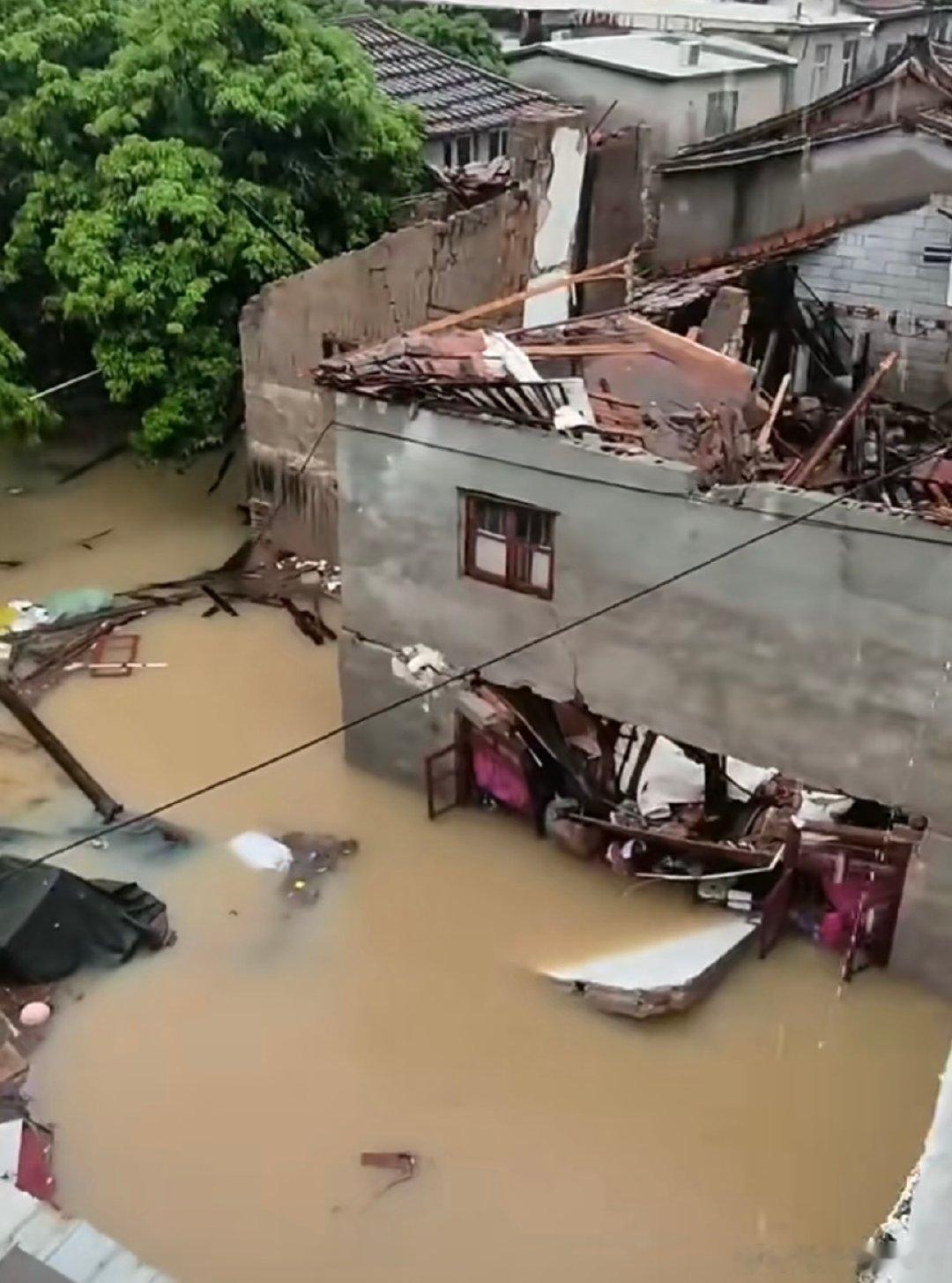 #莆田特大暴雨房屋倒塌瞬间画面曝光#
福建莆田连日强降雨 
好多以前的老房子土结构泡水久了塌了
 哎 看着好心痛 ​