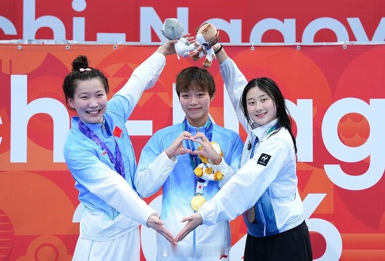 【#中国游泳前浪势不减后浪已在催##中国队男子4x200米自接金牌#】

9月21日，第20届亚运会游泳比赛在东京水上运动中心展开了第二比赛日的争夺。继首日夺得6金1银2铜9枚奖牌之后，中国游泳队强势依旧，在7项决赛中又夺得了5金4银2铜11块奖牌。金牌虽然比首个比赛日少了一块，但是奖牌多了两枚，且在当日 ​