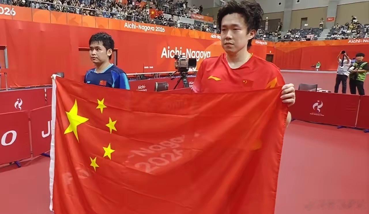 #王楚钦 林诗栋#
王楚钦真的失落极了！
亚运会男单决赛王楚钦0:4遭遇林诗栋横扫，两人展示国旗的那一刻，遗憾都写在了王楚钦的脸上，很难再做情绪管理。
本次亚运会他在男团、男单、混双全部收获银牌。
​虽然有伤病的影响，
但竞技体育毕竟需要分出胜负，
一届赛事三个亚军，
对于王楚钦来说没有遗憾 ​