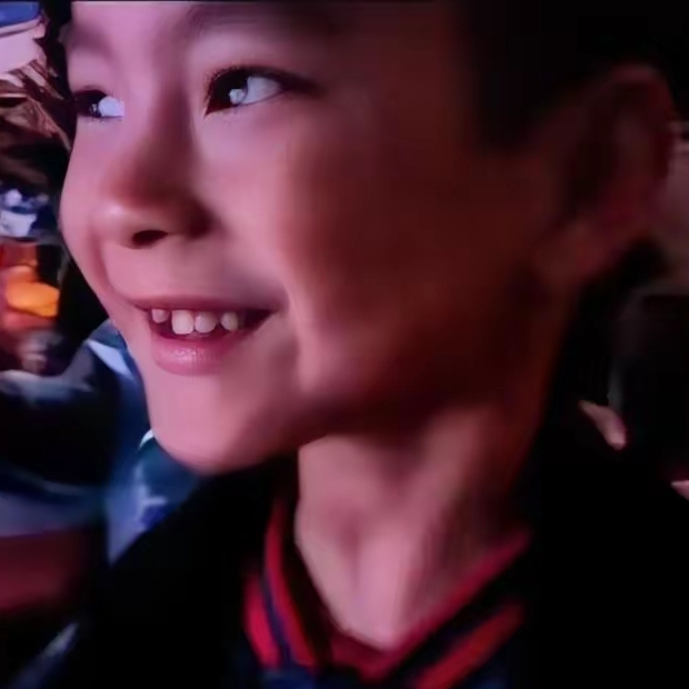 梁靖昆的儿子萌态十足。跟着妈妈看开幕式，他全程不找爸爸，一心追问孙颖莎在哪。家里两个小家伙看比赛，眼里只有王楚钦和孙颖莎，常常无视老爸。之前在机场，孩子还到处找“王叔”。在二宝看来，爸爸天天都能见到，莎莎难得一见，若是碰到，还能回学校和小伙伴分享。