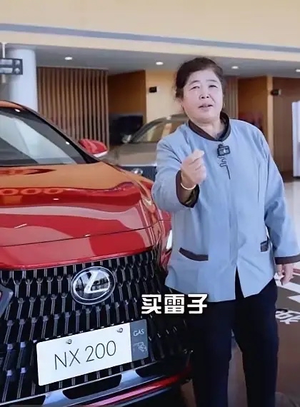 哈哈，你们刷到那个擦车大姨了吗？就雷克萨斯店里那位，可有意思了！  车...