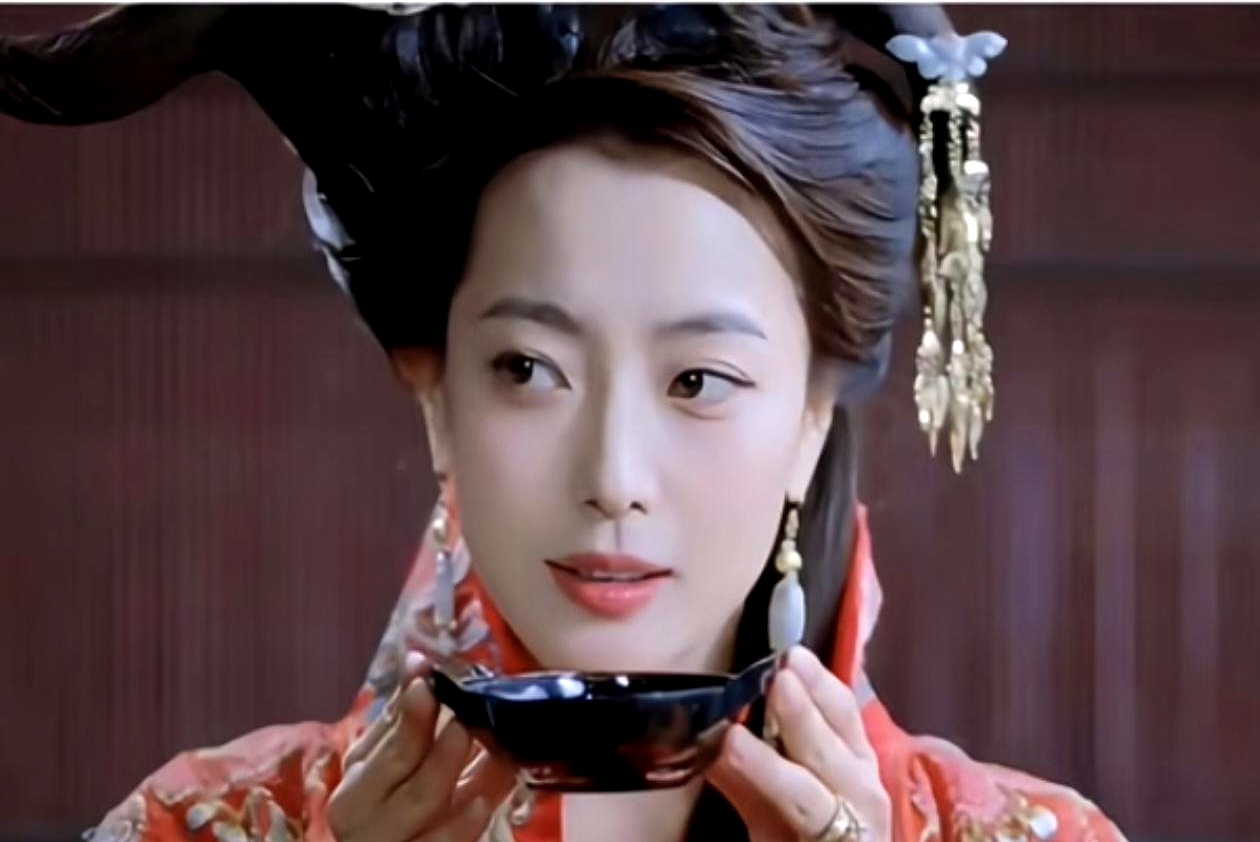 拍电影《战国》时，21岁的景甜顶着标准的瓜子脸演女一号，本以为能惊艳全场，结果却被32岁的配角金喜善抢光了风头。
 

那时候的景甜年轻水灵，美得张扬夺目，可金喜善饰演的庞妃一登场，瞬间让人看清了什么叫顶级骨相。
 

金喜善美得周正端庄，举手投足间韵味悠长，虽是绿叶女二，戏份不多，但气场直接把女主
