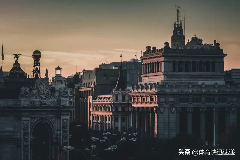 🔥 西甲｜皇马4-1皇家社会——姆巴佩戴帽，穆里尼奥回归伯纳乌首胜

西甲首轮补赛，皇马主场4-1大胜皇家社会。姆巴佩第40、60、80分钟连入三球完成帽子戏法，维尼修斯传射，贝林厄姆两送助攻。穆里尼奥收获回归皇马后西甲主场第50胜，银河战舰开局两连胜登顶积分榜。
皇马 西甲