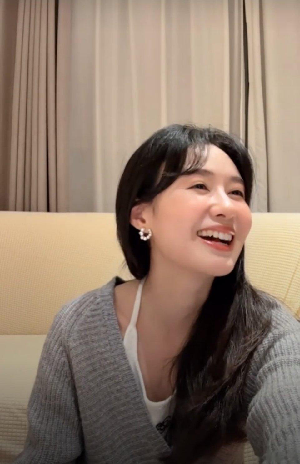 谁能想到，曾经是《夏至未至》里软乎乎甜妹颜末的郑合惠子，这次靠着一张乖巧的脸，演活了白切黑的杜翠雀。

没有夸张黑化眼线，不靠嘶吼，就靠微表情和眼神，演出角色的野心、不甘和破碎感，反差感直接拉满。

#郑合惠子回应演杜翠雀##郑合惠子[超话]# ​