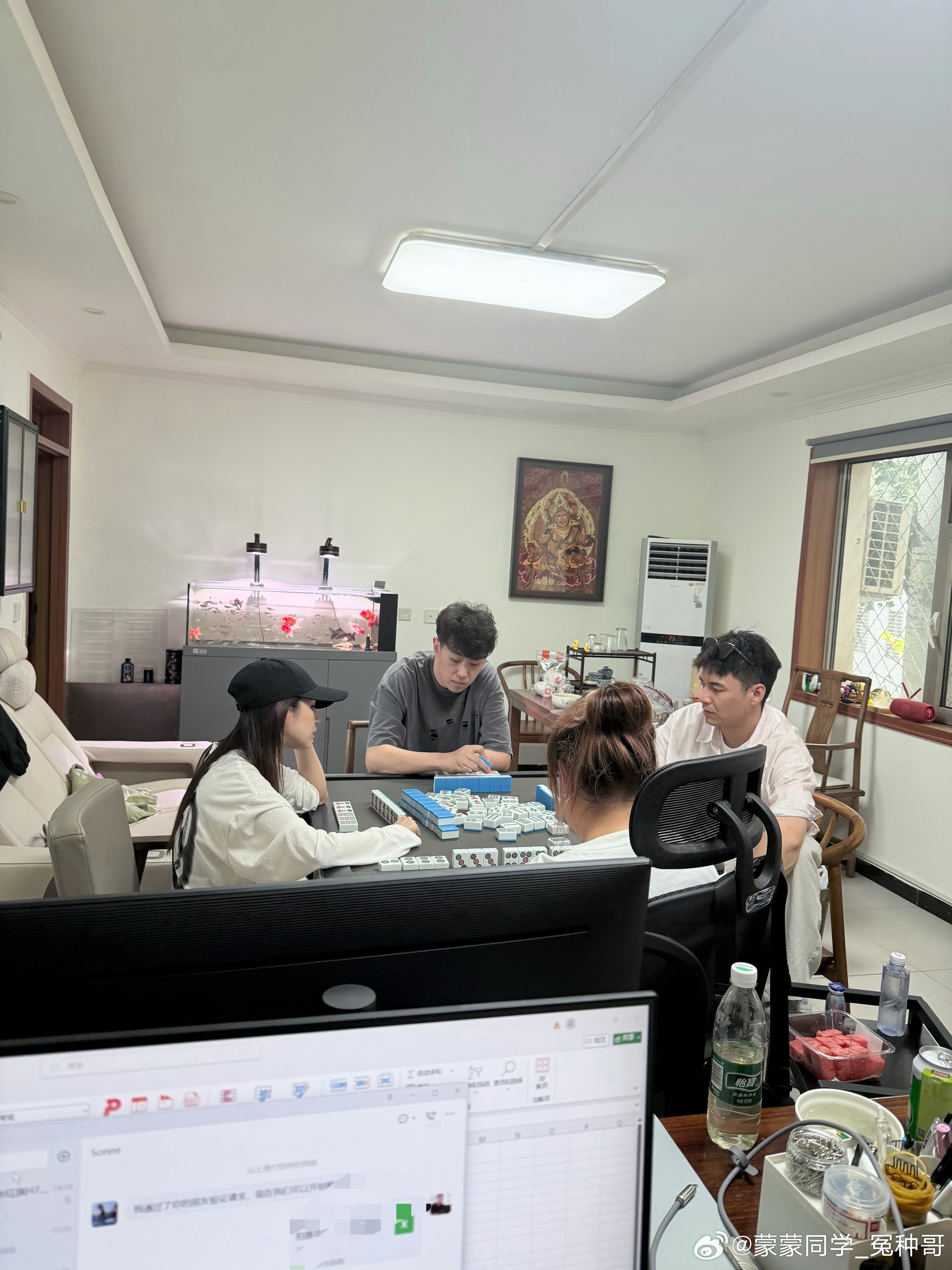 周末，他们在打麻将，我在工作 ​​​
