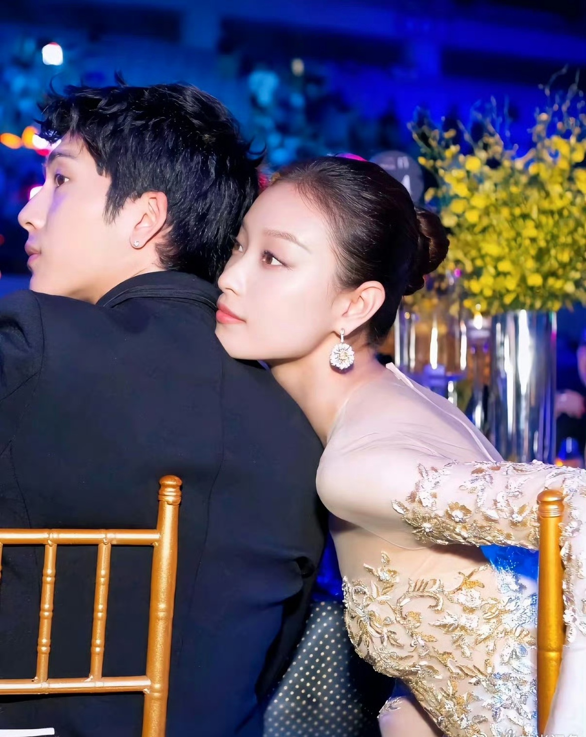 井柏然倪妮
曾经内娱金童玉女，和平分手八年，却因为新剧热播，旧情反复被网友翻出来反复解读。

二人2016年公开恋情，当初被大家称作金童玉女，2018年双方同步官宣和平分手。时隔八年，井柏然新剧热播，当年分手之后点赞的旧事被重新挖出，再加上倪妮踩井盖花絮照玩梗，分手多年的过往又被全网集体考古。当初体