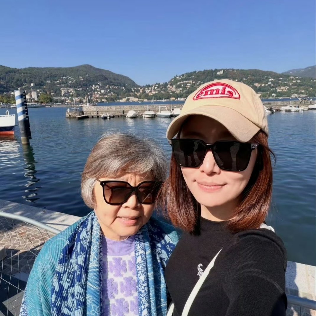 #林心如和妈妈长得好像#
真的好像啊！嘴巴和酒窝简直一模一样！再次感叹基因的强大！ ​