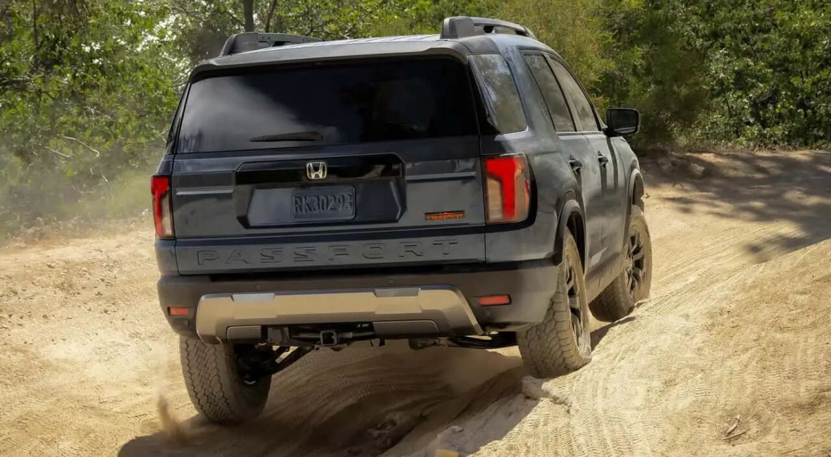 本田这款Passport TrailSport，算是海外本田少有的硬核取向SUV。动力沿用3.5L V6自吸发动机，285马力，搭配10AT变速箱和扭矩矢量全轮驱动。重点升级在底盘，28项、约70%悬挂零件全新开发，离地间隙、接近角、离去角、通过角全部上调，七种驾驶模式。高配下放的TrailWatch越野影像系统，可以实时显示轮 ​