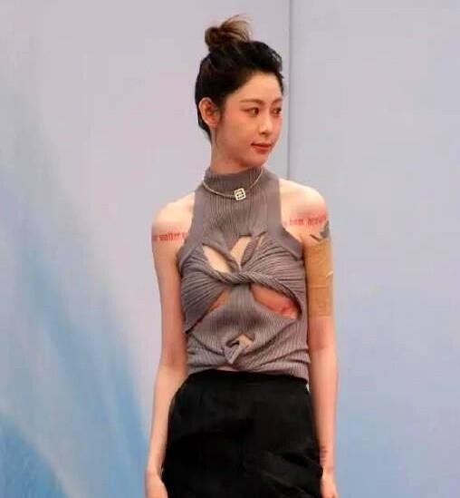 痞幼直播时亲口承认，不进娱乐圈是因为自己扛不住。她说艺人行业压力太大，复杂的人际关系让她光想想就崩溃，怕把自己逼出问题。其实她这话挺实在的，网红和明星看着近，其实是两套玩法。网红靠自己就能赚钱，节奏自己控，不用看谁脸色；进了圈子就得按人家的规矩来，应酬周旋、人设包装，哪样都得硬撑。她清楚自己几斤几两