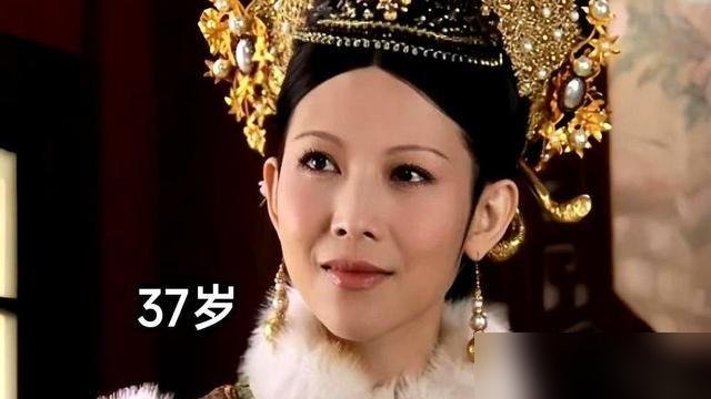 当年《甄嬛传》官宣陈建斌演雍正，骂声一片，说他土、老、配不上后宫。十四年过去，这部剧又上热搜了，原因是主要演员“零人塌房”。
回头看，他把皇帝的疑、狠、孤全演进骨头缝里了，现在谁不说那版雍正封神？
再看陈建斌现在干嘛呢，带蒋勤勤在罗马街头遛弯，被路人拍得明明白白。大儿子考上伯克利，两口子松弛得不