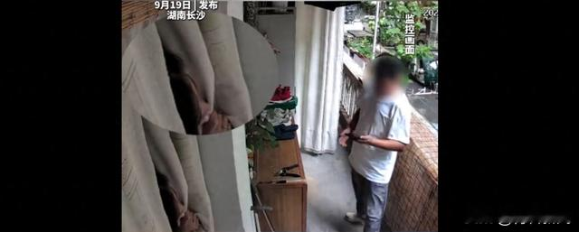 长沙一名女子在家洗澡后，房门留缝，还拉了半幅帘子，她线上下单快递上门取件，短短三分钟，快递员直接推门掀开帘子进入房间。女子当时没有穿戴衣物，受到极大惊吓。快递员没有提前敲门，也没有电话确认，事后还辩解，声称自己不知道屋内情况。
 
这件事的核心，不只是快递员个人行为问题，更多是很多人对人与人之间边界