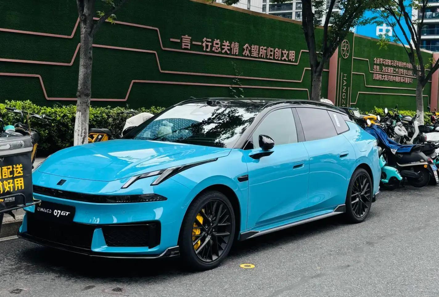 个性拉满的 2027 款领克 07 GT
刷网上的图看到这台领克 07 GT，给我的感觉还挺不一样的。
市面上不少家用轿车都做得平平淡淡，怎么中庸怎么来，尽量让大部分人看着都不反感。但这台车明显不想随大流，到处都透着一股子张扬的感觉。
不是那种随便加点小装饰装运动的样子，整体的劲儿是摆在明面上的。说