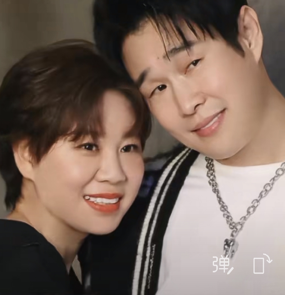 什么？小沈阳媳妇沈春阳还能当导演拍电影？看到这个消息直接惊掉了我的下巴。还没等我惊完呢？！人家的影片《什么意思夫妇》居然横空出世在国庆档杀出来了，成为今年国庆档出人意料的票房黑马。

 影片上映仅仅三天，票房与排片便稳居档期第二位。网传本片制作成本5000万，票房已经顺利破亿，后续票房走势依旧具备潜