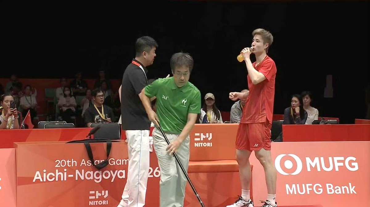 2026名古屋亚运会羽毛球男团半决赛，石宇奇第一局21-16拿下了印度选手拉克什亚。
他在网前做拦网阻挡的时候，竟然生生把手里的拍子给撞歪了。
接下来这场一单对决还得继续打第二局。
很多人看男单比赛，脑子里第一反应就是拼体能、拼爆发。
总觉得如果不盲目杀球，这局就没法赢。
但这回的比赛，给出了另外一