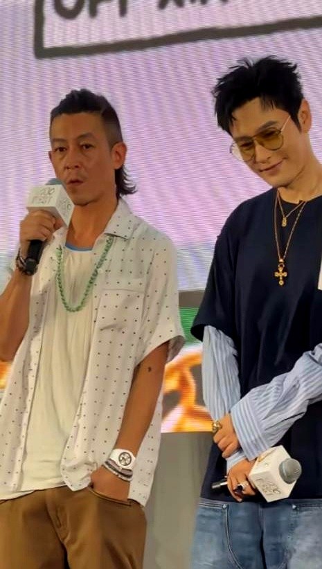 陈冠希伸出拳头想碰一下，黄晓明正侧身跟主持人说话，没看见。

这尴尬的一秒被镜头抓个正着。放大的照片里，两个人的状态反差太大了。

48岁的黄晓明脸庞白净紧致，连道褶子都难找。旁边45岁的陈冠希，胡茬冒着，眼角的纹路很深。

一个是一线演员，端着这碗饭，保养得下苦功。另一个早转行做潮牌做餐饮，觉得老
