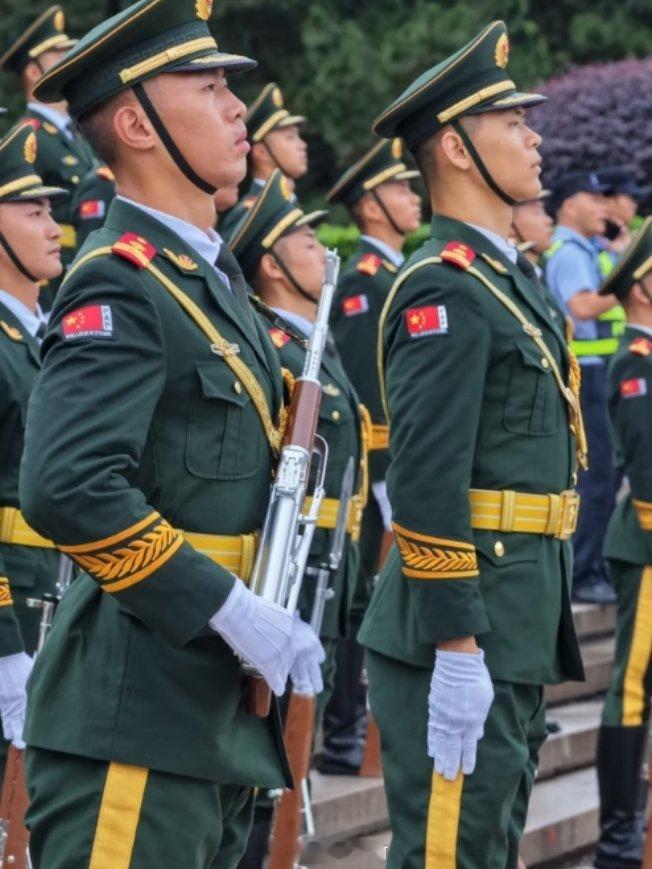 八一南昌广场
武警护卫队升旗

#军事##武警# ​
