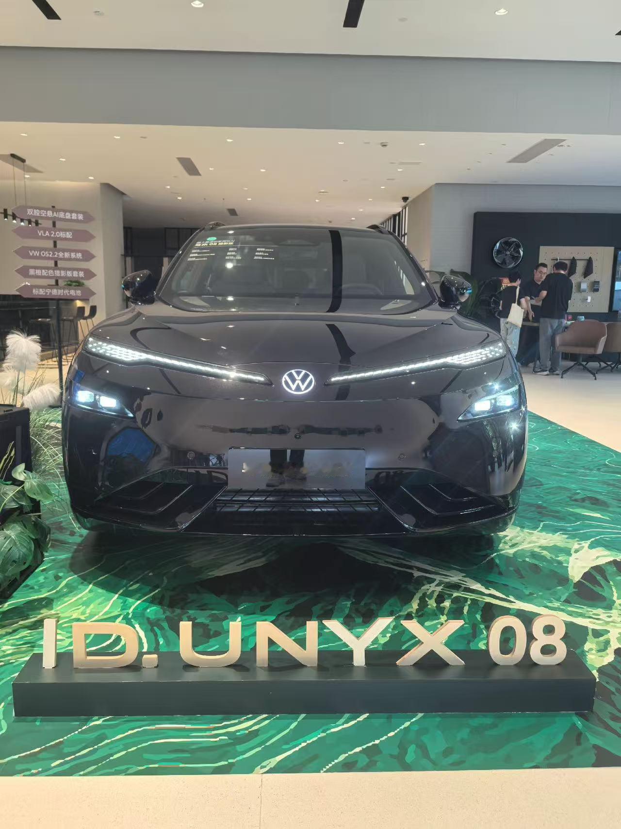 二胎奶爸，一家四口，经常带上老人，国庆打算看看适合全家短途自驾的车型。预约大众安徽4S店试驾与众08猎影版，主要体验快速路行驶的感受。
试驾全程一个半小时，路线包含城市快速路和绕城路段。坐进车内，黑橙配色内饰，细节的橙色缝线看着很有质感。前排座椅通风加热按摩，长时间开车，减轻身体疲惫。后排座椅带有加