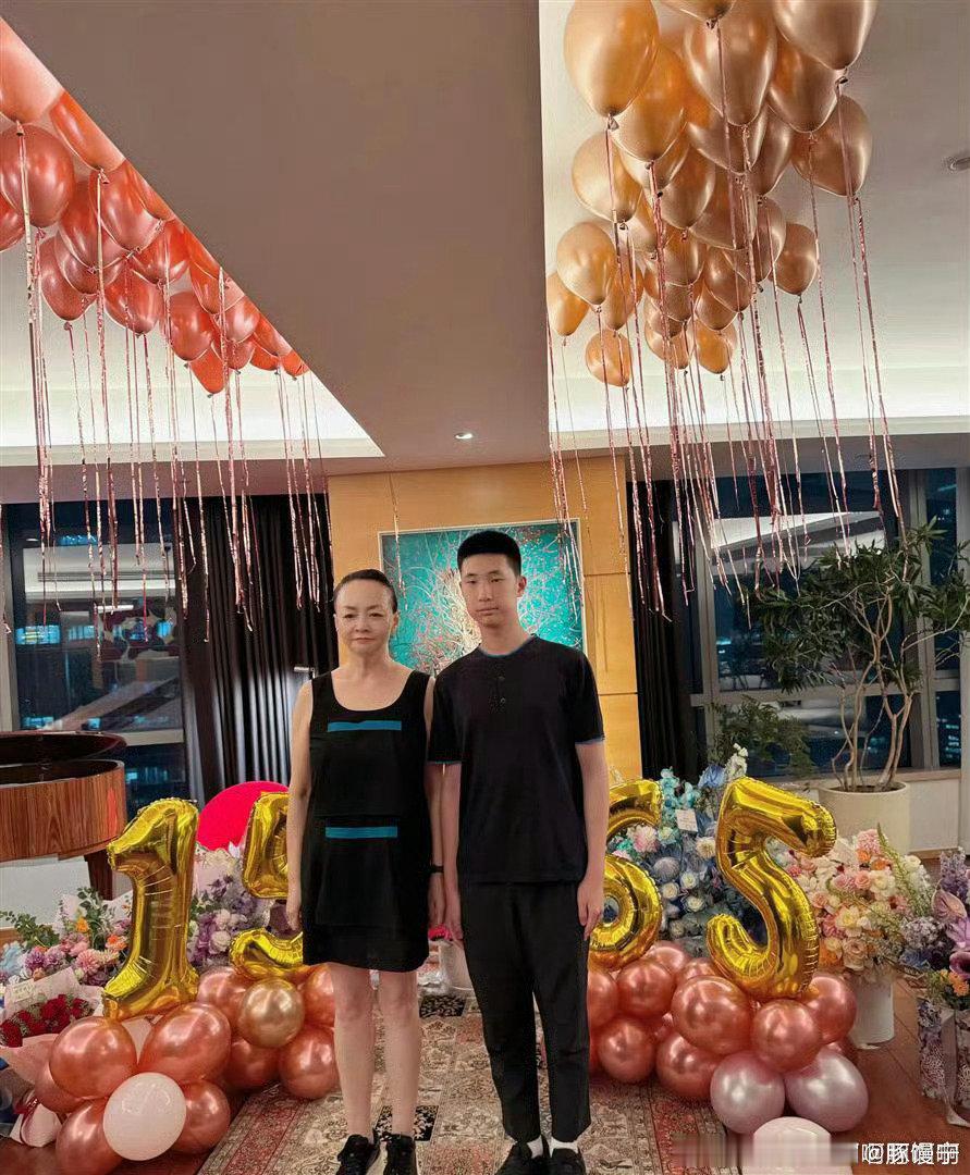 宋丹丹66岁生日！价值连城的别墅内满是鲜花与气球，两位孙子陪伴左右，十分幸福 ​
