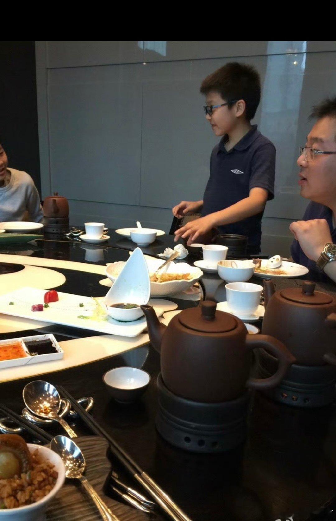 人各有志，做人也要有志向，我們家的兒子，女婿都在香港投資，兒子投資匯豐，友邦保險，女婿有騰訊，阿里巴巴，小米，聯想，港交所。全家人沒有人投資美股，永遠都不會投資美股。不要再勸我們，我只投茅台，教授投科技為主。只有我負責家族的事業，投資茅台是事業，他們都是投機也是玩！ ​