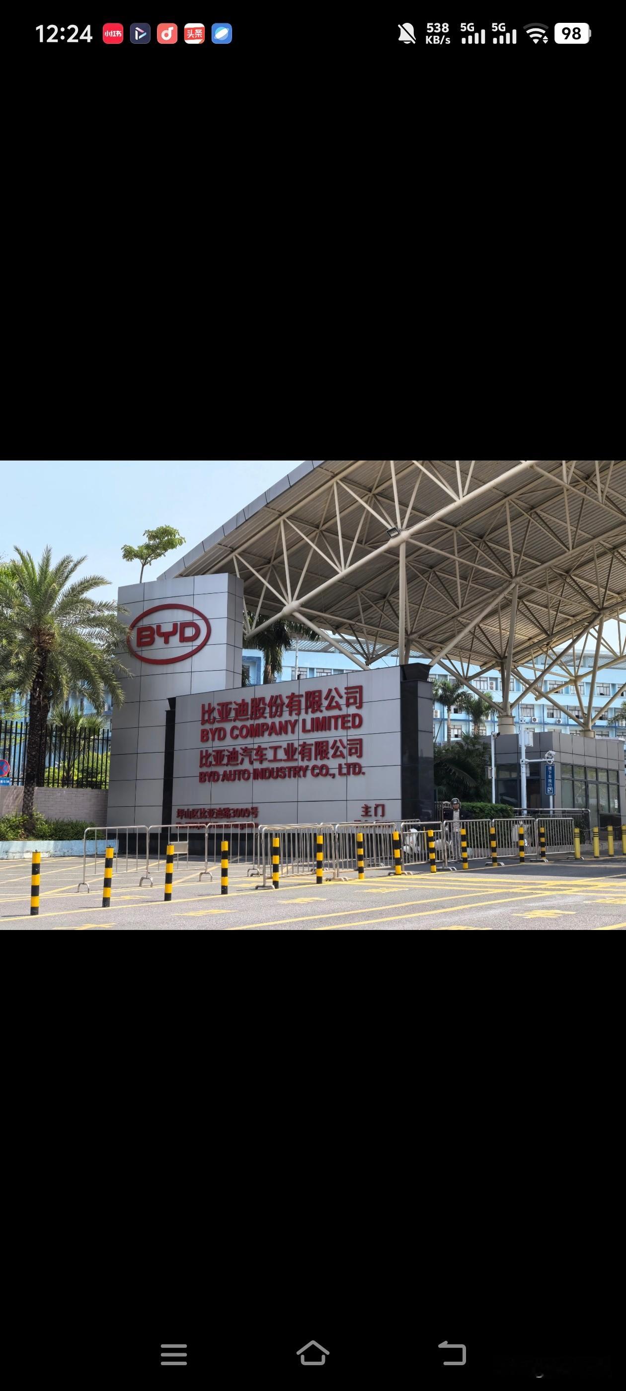 全面爆发！比亚迪9月多重重磅动作，看懂国产龙头的长远布局🔥
 
很多人只看到比亚迪的销量数字，却忽略了它正在补全一整套完整的竞争壁垒。从补能基建、全新车型、全球化扩张，再到公司内部治理，近期一连串动作，每一步都布局长远，今天一次性拆解清楚。
 
✅ 一、闪充站正式破万，建起别人很难复制的补能护城河