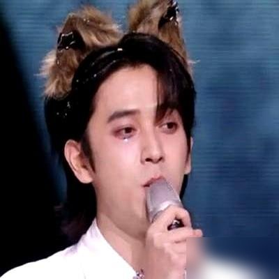 成团夜淘汰的人，转头就去拍戏当导演了，留下的人还在台上为了零点几分厮杀。
陈若轩被淘汰，闷头进组，作品已经排上档期。郭晓东更狠，直接坐导演椅，连争议都自己扛。反观留下的姚琛、颜安，还在《披荆斩棘2026》里当队长、搞编曲、抢舞台总监的活儿，累死累活争个分数。
中秋别人晒团圆，颜安在长沙录节目。姚