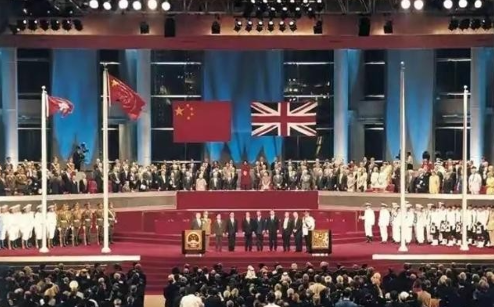 当年条约早写得明明白白，香港岛是永久割让给英国的土地。可结果呢？1997年，香港