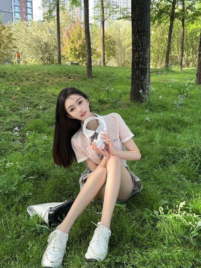 JK校花简直是校园里一道亮丽的风景线。就像白鹿晒出的JK制服拍立得照片...