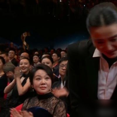 闫妮没拿奖，脸当场就黑了，一点没装。
镜头扫过去，她坐得笔直，嘴角抿着，眼神直勾勾盯着台上。旁边人鼓掌，她没动。那表情搁谁看都知道：不服，也不高兴。
网友反而炸了，说这才叫真人。满场假笑里，就她那张脸写着“我想要”，凭什么不能要？55岁了，演了大半辈子，还在争，还在乎。
巧的是，她最近上访谈，
