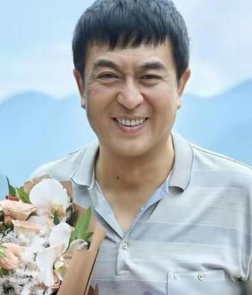 一米七八的张嘉译，亲口说片场最怕秦海璐。
拍《白鹿原》，秦海璐一个眼神扫过来，他直接愣住。不是演的，是真被镇住了。武旦出身，嘴快，气场压人，眼神像刀子。为了接这戏，她生完孩子俩月减二十斤，跟着农民下地割麦、纺线、擀面。零下十几度跪在冰地上拍，膝盖淤青，一声不吭。张嘉译说，她能跪出疼的质感。
能拿