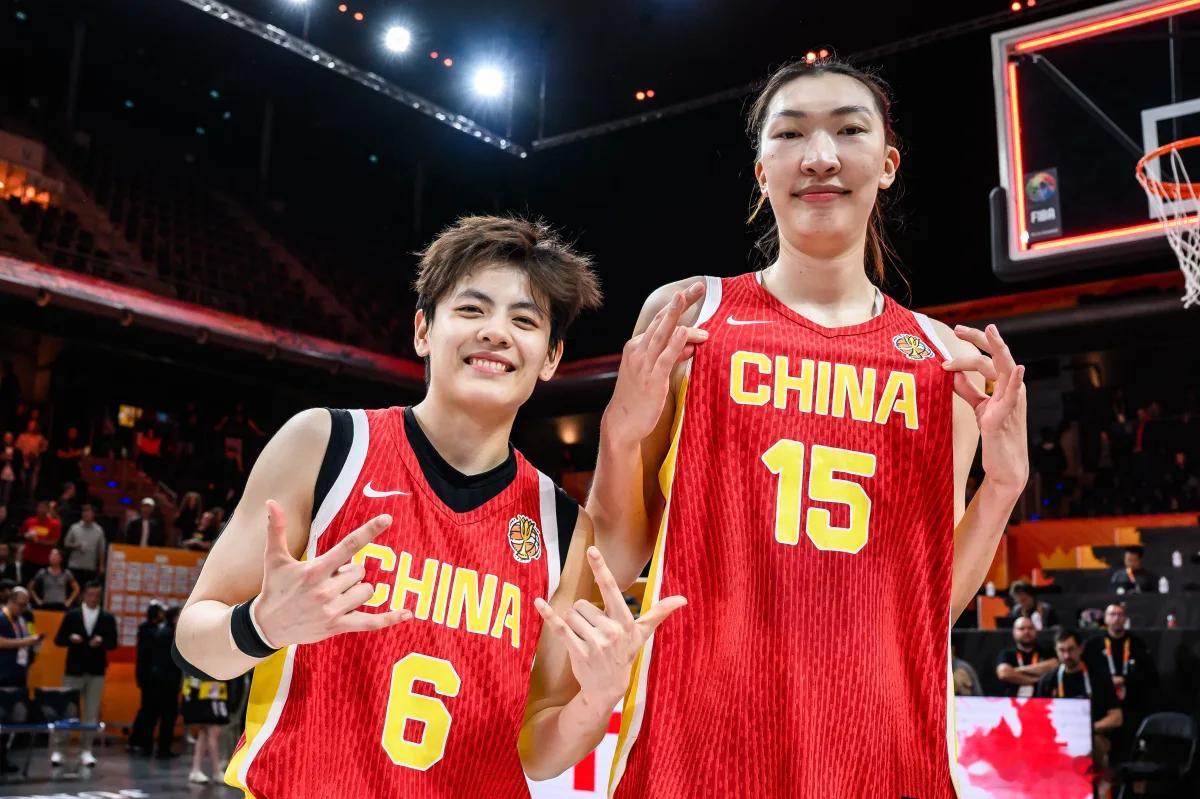 经历过上一场“生死时刻”的中国女篮，在今天真是触底反弹，否极泰来！

中国女篮的风格与上一场截然不同，一上来便在攻防两端压制住了意大利。韩旭与杨舒予的15挡拆渐入佳境，张子宇也找回了信心。而这，也是中国女篮在这次备战中开局打得最好的一次。虽然中国女篮在第三节出现多次进攻停滞、防守端的 ​