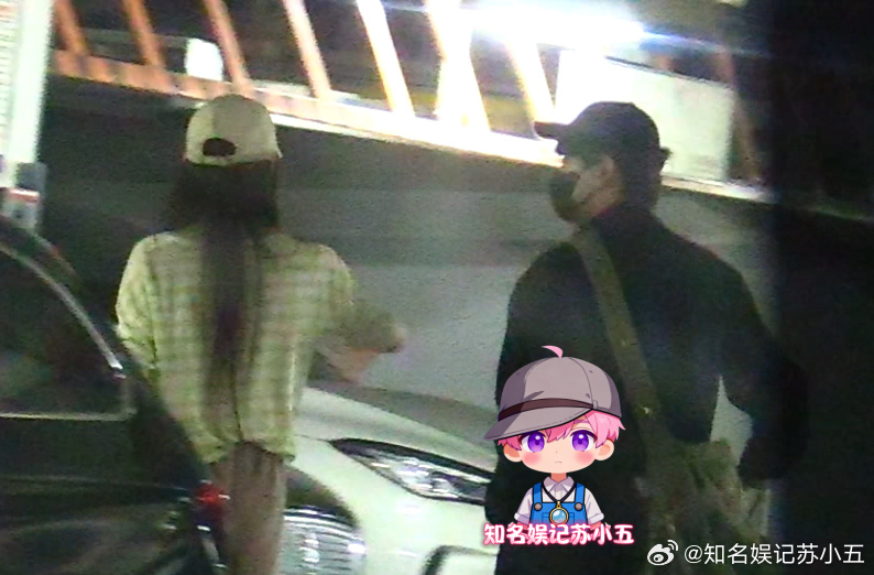 齐思钧落地北京后乘车回家。车子到达地库后，齐思钧先行下车，随后弯腰和...