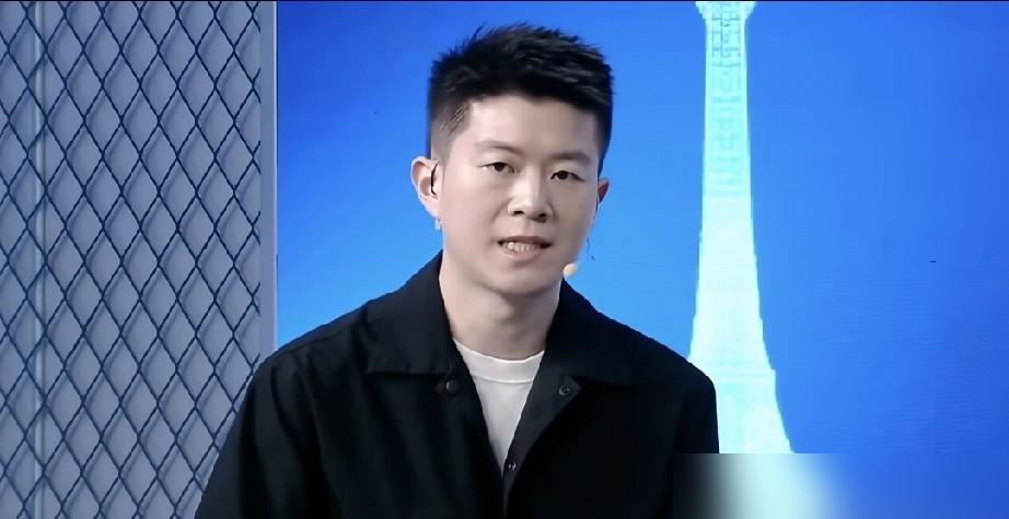 央视把日本亚运会的转播权整个拿下了，连信号制作都是我们的人干。
38个集装箱的设备从上海装船，3800人进场，广东台北京台全上了。名古屋那边的镜头怎么切，画面给谁，全是咱们说了算。更绝的是全程4K，开幕式直接上8K。
这活儿以前从没给过非东道主，日本人这次是真没辙了。
想想十年前去日本买马桶盖