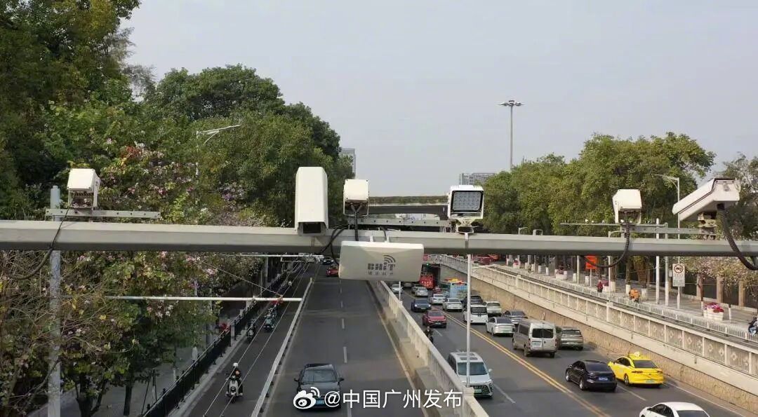 【广州新增124个电动自行车违规抓拍点】广州交警在海洲路琶洲大道路口东...