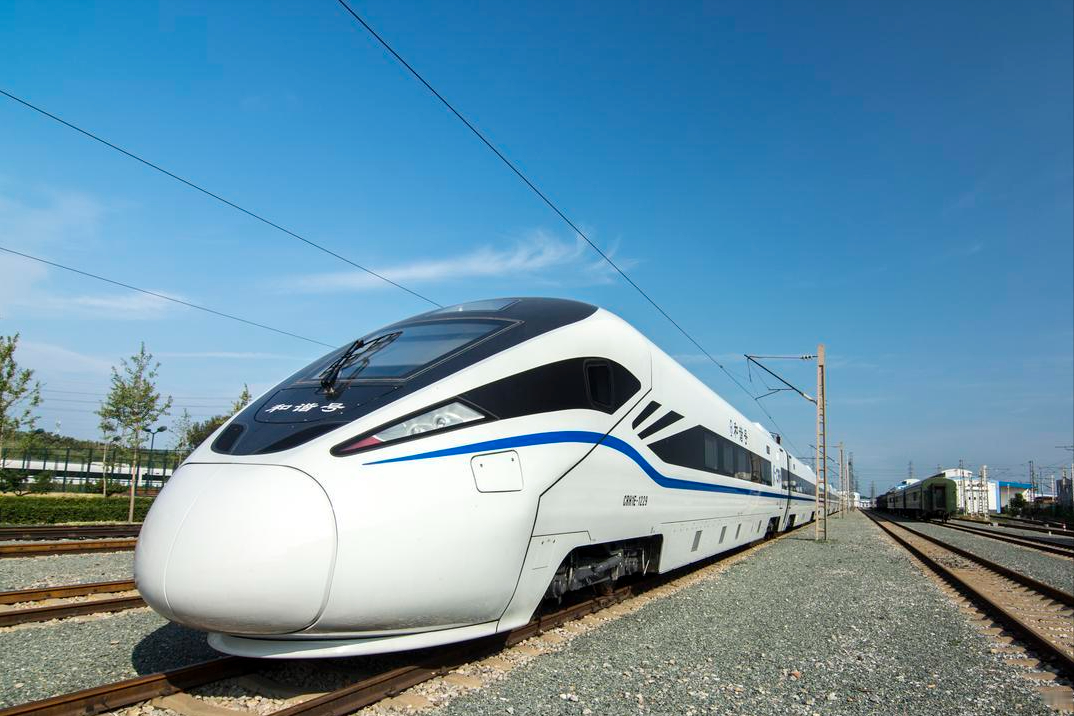 350km/h高铁停车不靠刹车片？一秒冲出近百米，为啥能说停就停？

大家坐高铁时应该发现了，高铁进站减速却相当丝滑，几乎感受不到刹车的顿挫感。这是因为刹车片并不是高铁的刹车主力。

咱们印象里的刹车，都是依靠闸片压紧车轮，借助摩擦力减速，这叫机械制动。这种刹车常伴随抖动，还有尖锐刺耳的摩擦声。可高