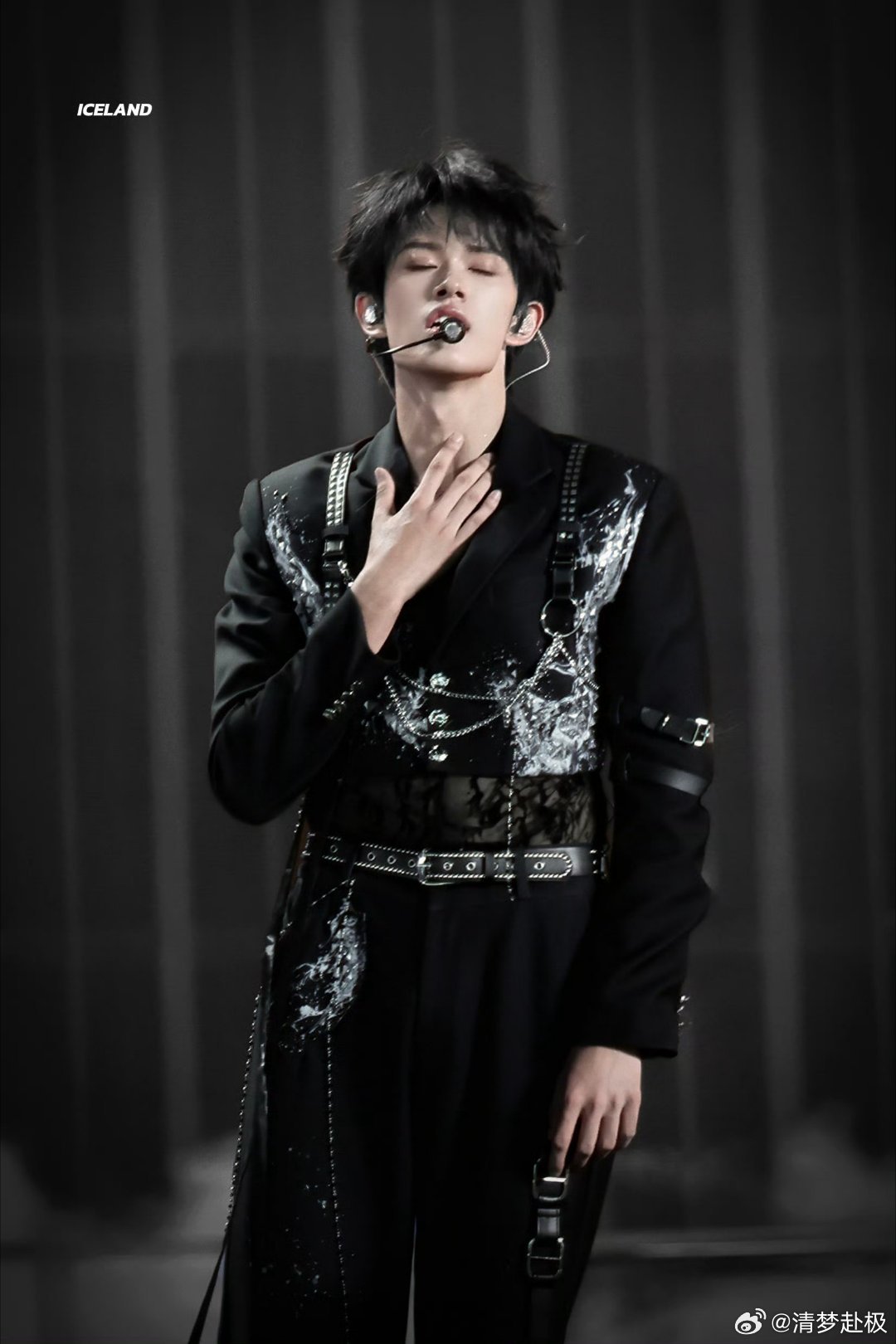#张极[超话]##来超话实况热聊看演唱会#
太帅了吧，哥哥#张极亮晶晶长耳饰# ​