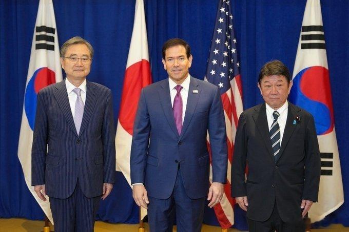 鲁比奥计划与日本、韩国签署协议，建立“北极-太平洋三方伙伴关系”，旨在加强三国在北极地区的海事合作与能源安全。此举直接指向日益激烈的地缘竞争，意图通过深化航运、能源及区域安全层面的捆绑，应对中国和俄罗斯在该地区的影响力扩张。

备忘录的核心焦点在于提升石油和天然气的获取渠道。曾经被 ​