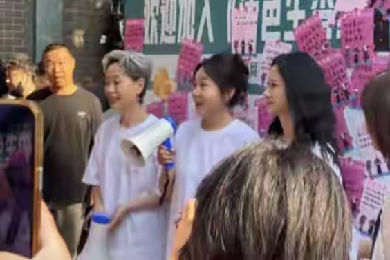 闫妮、倪虹洁、叶童走进大学校园做影片路演，把熟龄女性故事直接推向年轻受众，这场北外见面会没有设置隆重的发布会流程，三人以新同学的身份参与社团活动，体验匹克球、漆扇手工项目，和台下学生面对面交流对闺蜜关系的理解，闫妮提出闺蜜可以在关键的时候托底，叶童认为亲密的朋友可以放下全部拘束，倪虹洁看重相处时无需
