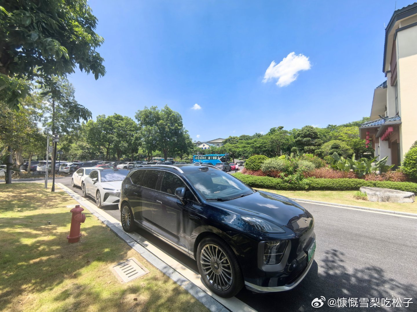 从广州番禺出发到森波拉，昊铂HL纯电版的“满电”周末

上个月，带着家人从广州番禺出发，去了趟清远佛冈的森波拉森林公园。这段经历让我彻底治好了所谓的“出行焦虑”，也真正理解了什么叫“满电出行”。

从番禺市桥出发，导航显示全程约140公里，途经京港澳高速，预计1.5小时左右到达。出发时表显续 ​