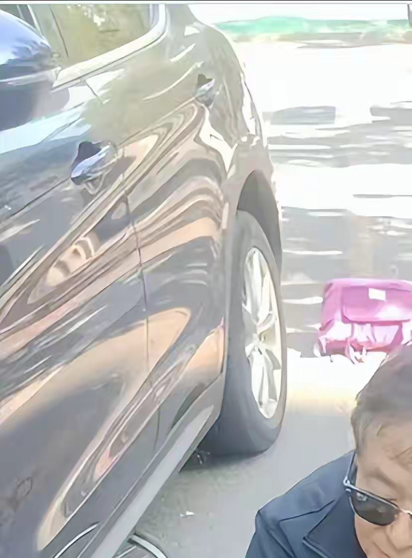 濮存昕车祸蹲地拍照被骂冷血？看懂这三步，才知是教科书式处理。
 
第一，先判断伤情，拒绝盲目施救。
 
现场伤者能坐立、可正常沟通、无明显外伤，暂无生命危险。
 
交通事故最大误区，就是出事立刻搀扶挪动。很多骨折、内伤肉眼看不出，盲目移动极易造成不可逆的二次伤害。
 
不上前乱扶，不是冷漠，是专业、