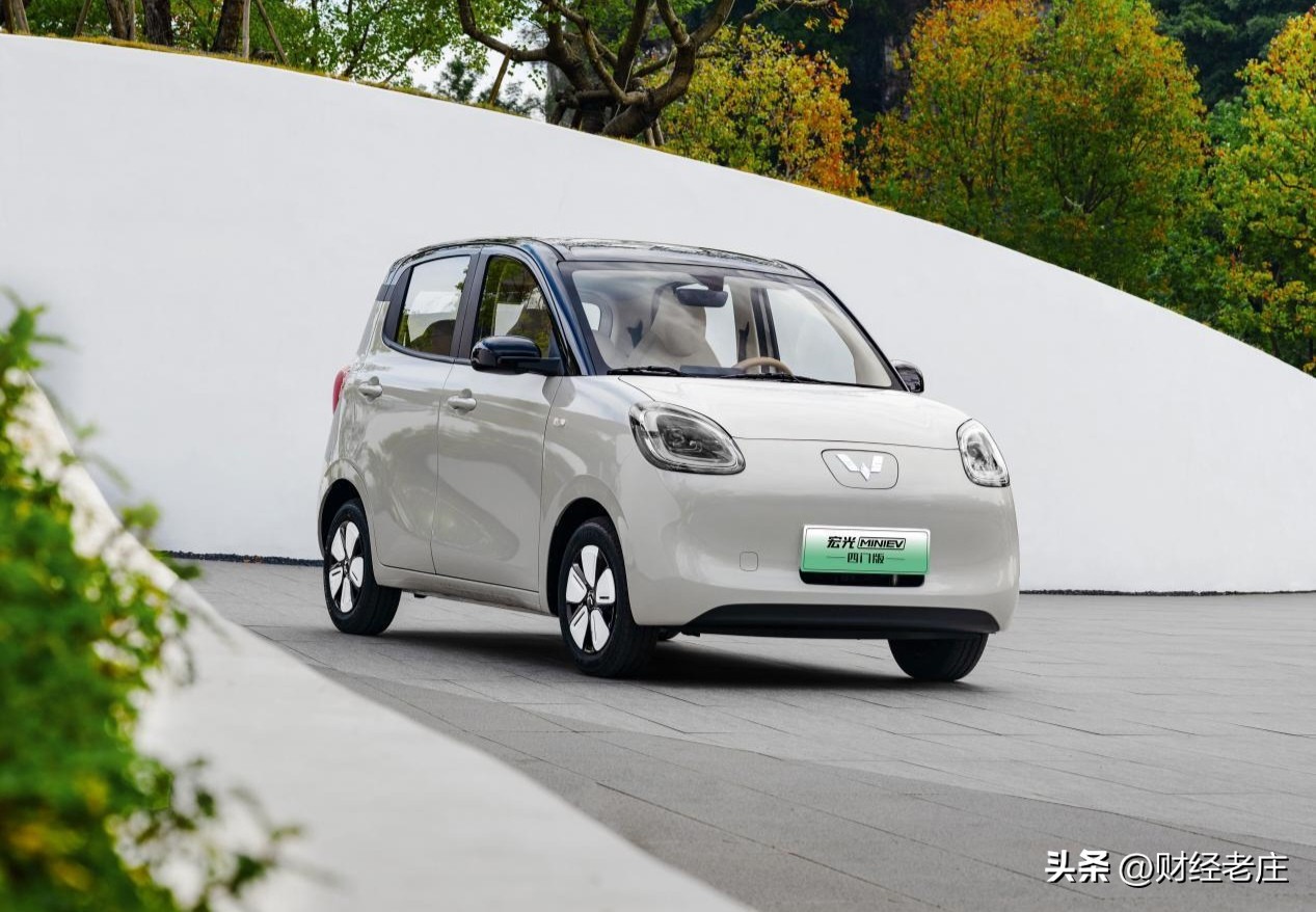 9月份微型车销量情况。

五菱宏光MINI EV 以13630辆的规模排名第1。

一汽奔腾小马以12473辆的规模紧随其后排名第2。

长安糯玉米和吉利熊猫排名第3第4，分别销售9704辆和3965辆。

其他车型如拾月、易至EV2、爱尚等的销量都低于1100辆。