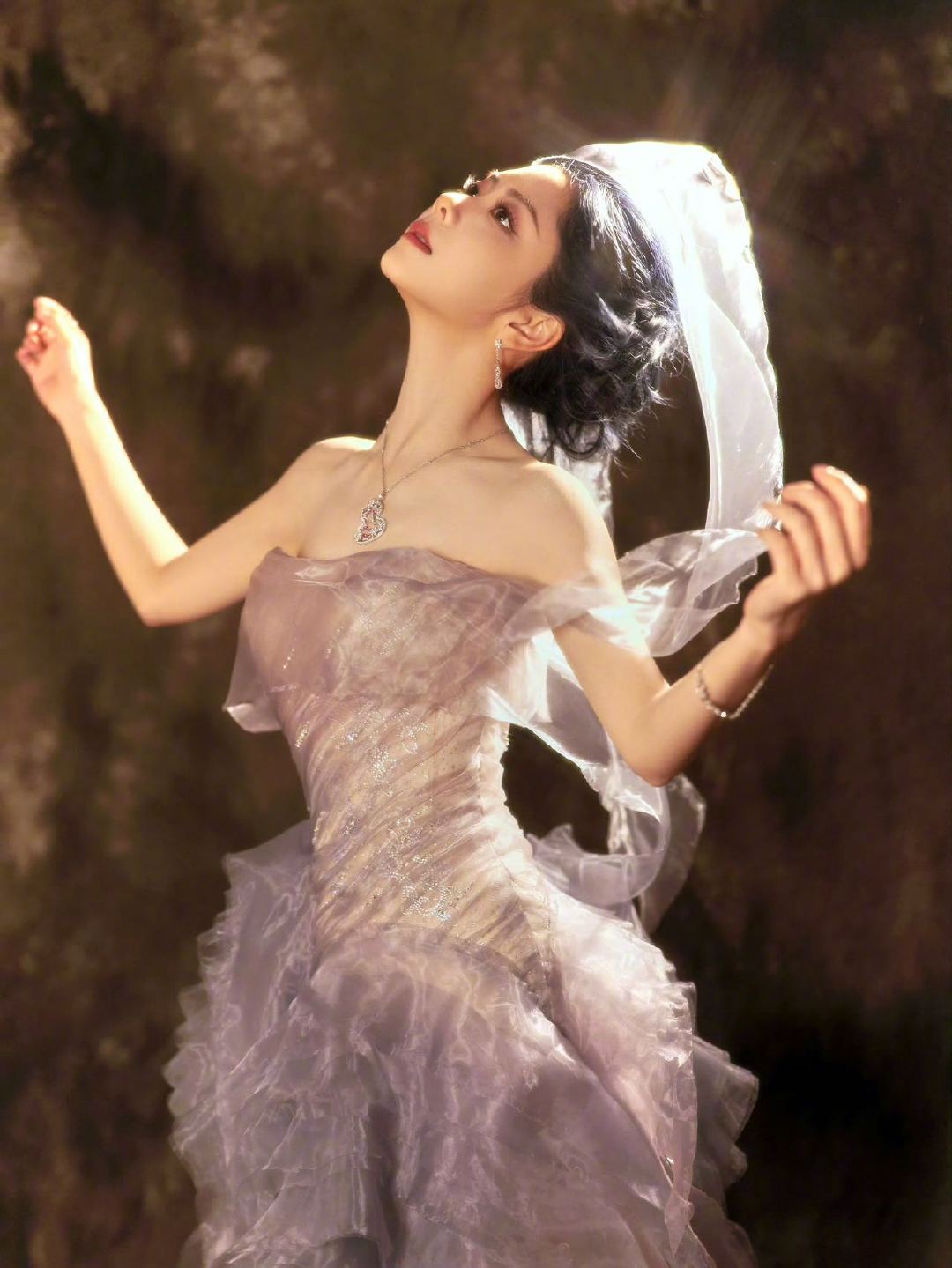 #谭松韵升咖后首秀glass盛典# 谭松韵《兰香如故》收官后首次活动将出席11月1日的glass五周年循脉造物杰作大赏，还将与国际影后苏菲玛索同框，姐你是真的升咖了！燥候11月1日惊艳亮相！ ​