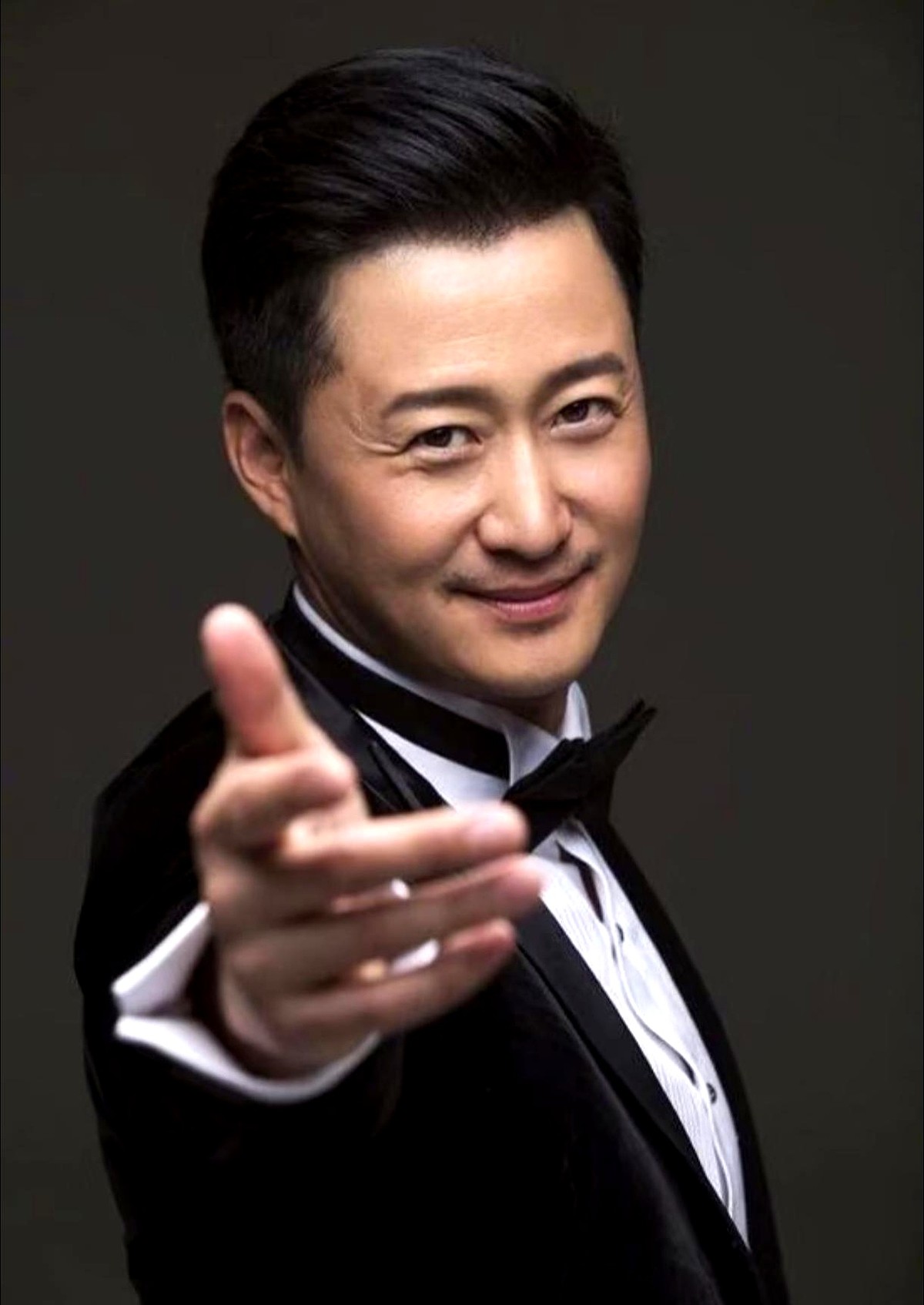 梁家辉提最佳男主，王传君提最佳男配，我都服。但吴京连个提名都没有，真的说不过去。

梁家辉在《捕风捉影》里演地下工作者，够隐忍也够克制。王传君在《南京照相馆》演活了乱世求生的小人物，不演大英雄反而抓人，这俩实至名归。

可吴京在《镖人》里是绝对的灵魂人物，文戏有劲，武戏利落，浑身那股江湖侠客的气势立