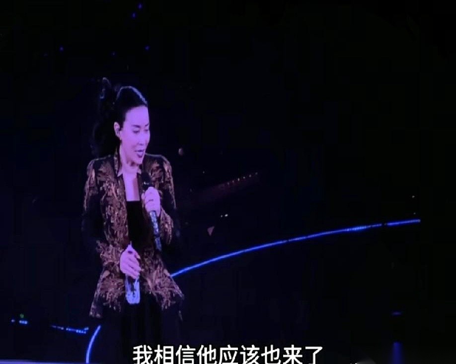 “梁博，你来了吗？藏起来啦？”
几万人的体育场，镜头把看台扫了个底朝天，愣是没逮着他人。
谁能想到，这小子真就一声不吭窝在黑灯瞎火的角落里，安安静静听完了全场。
真绝了。
你敢信吗？那英身上穿的，是2012年《中国好声音》总决赛的战袍。
12年啊。
回想当年，21岁的穷小子在台上扯着嗓子唱《长安长安